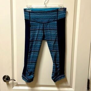 Adorable LuLuLemon yoga crop leggings gs.  Gently worn.  No fraying or piling